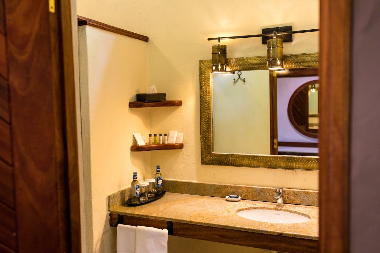 Na obrazku widać urokliwą łazienkę w stylu loftowym, charakteryzującą się surowymi elementami, industrialnymi akcentami i minimalistycznym designem