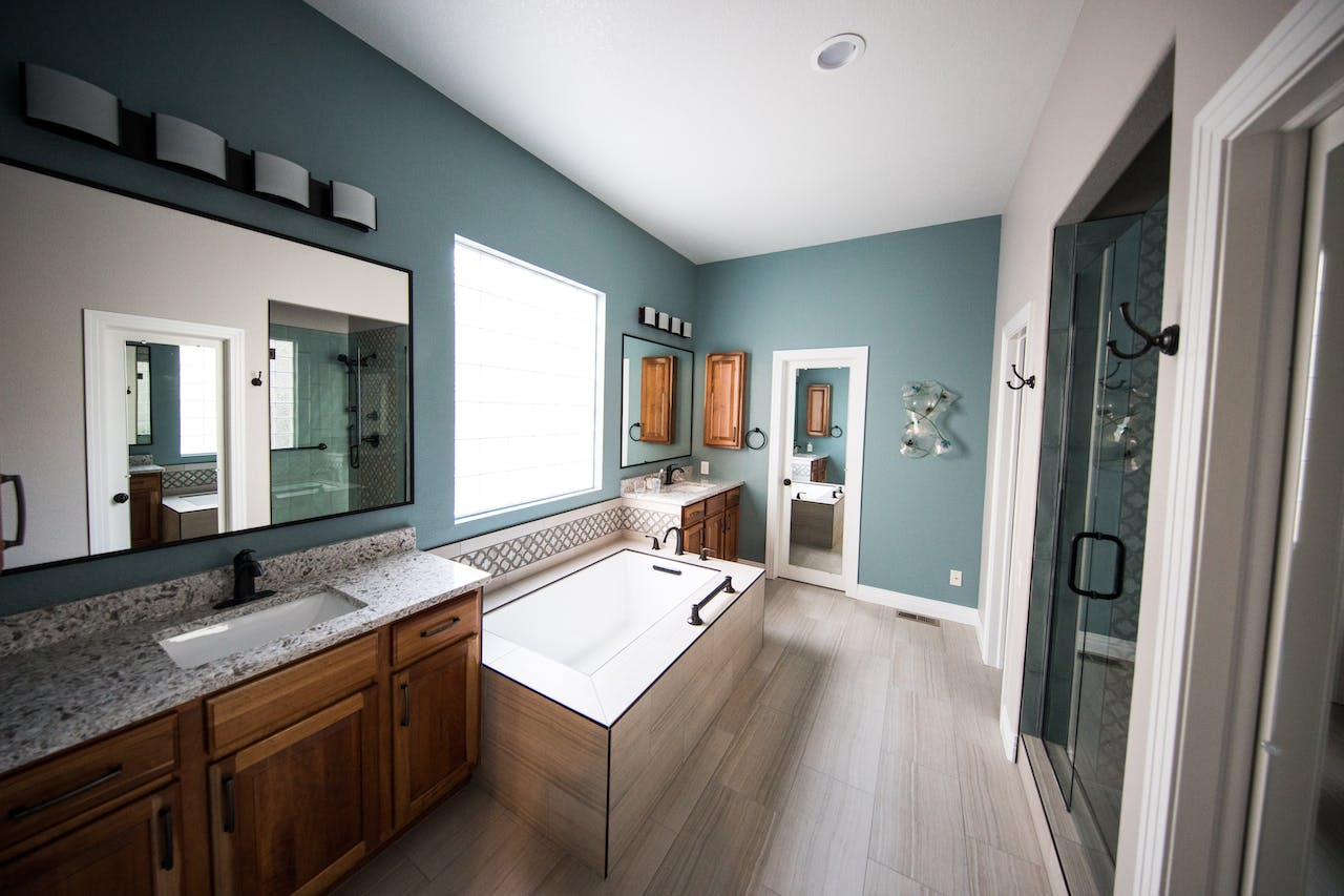 Na obrazku widać łazienkę utrzymaną w stylu loftowym, charakteryzującym się surowymi, industrialnymi elementami i minimalistycznym designem