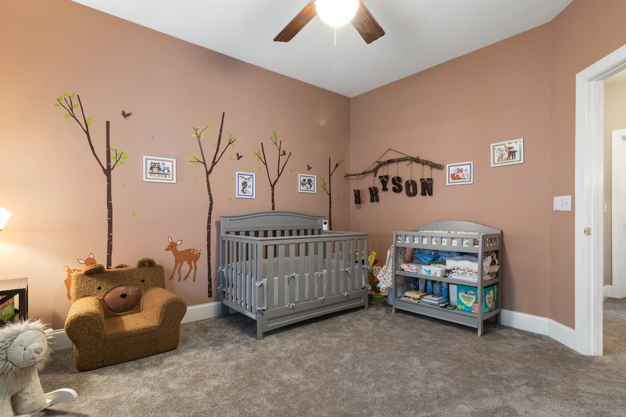 Na obrazku można zobaczyć pokój dla chłopca, w którym panuje przyjazna i pełna energii atmosfera, a dekoracje oraz meble są dostosowane do zainteresowań i preferencji chłopięcych