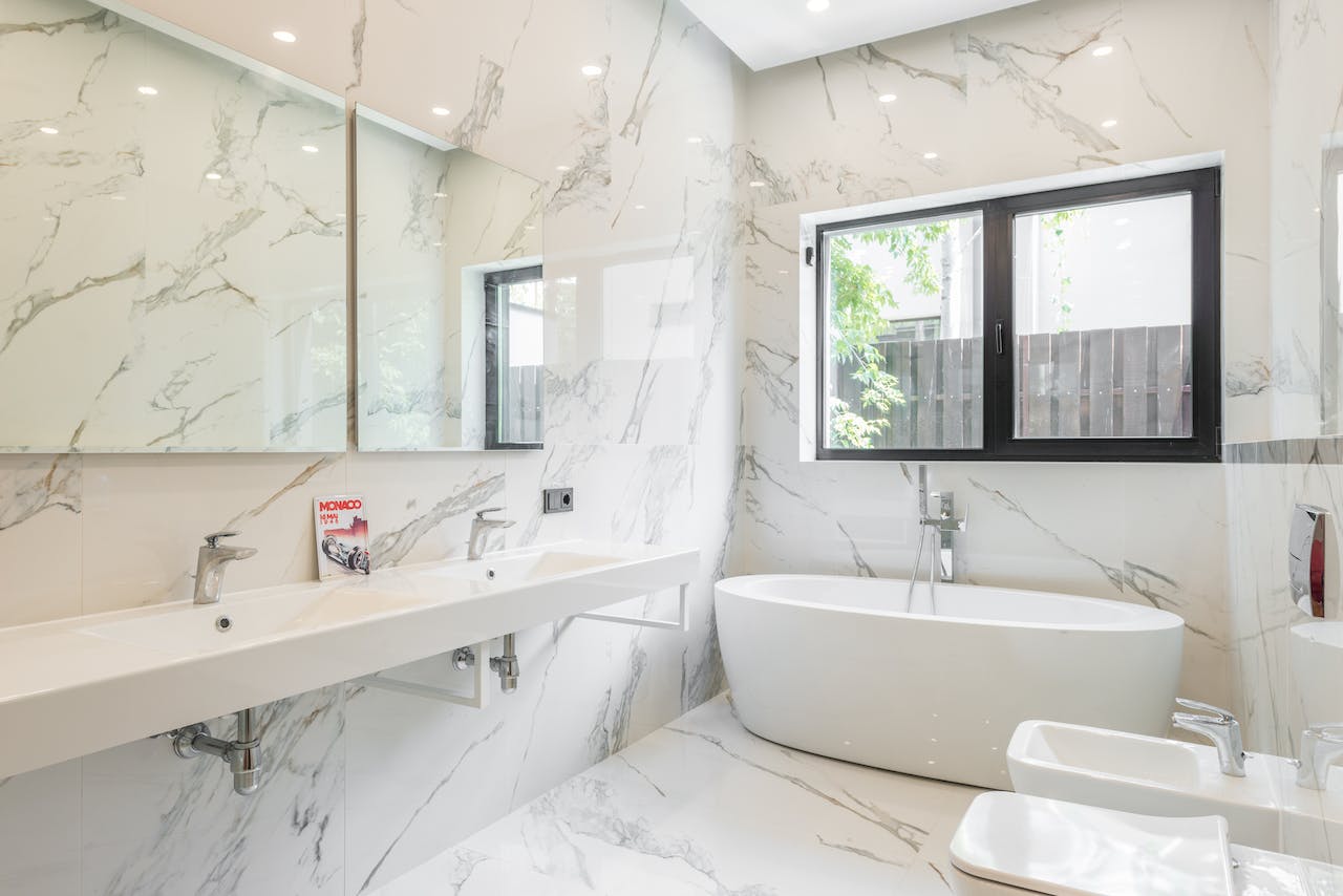 Na obrazku widać piękną marmurową łazienkę, która emanuje elegancją i luksusem dzięki swoim wyrafinowanym detalom i wykończeniom