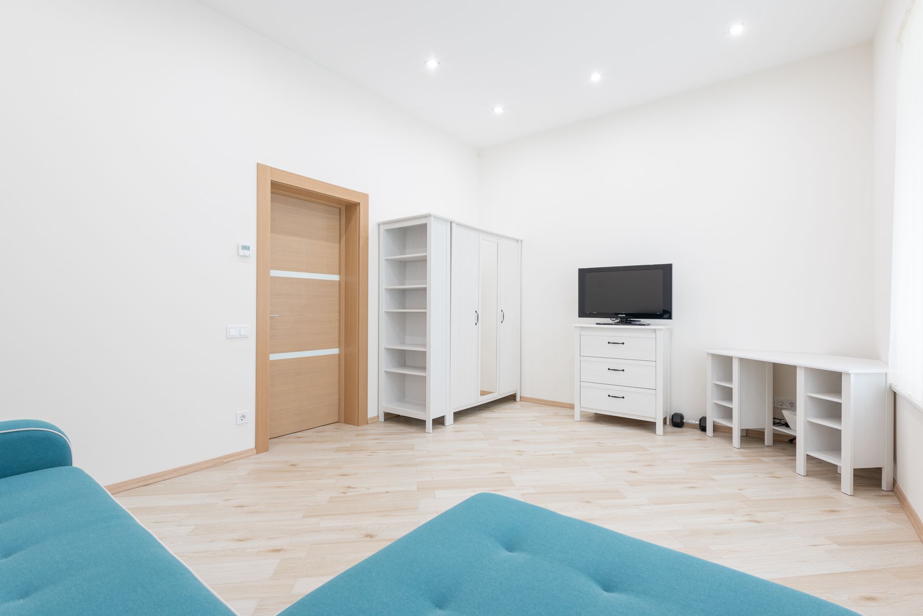 Jak urządzić mały salon? Praktyczne pomysły na funkcjonalną aranżację
